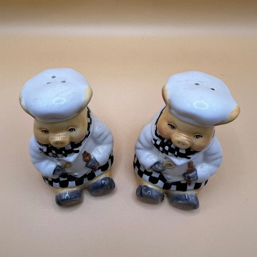 Dori Postlewaite 1999 Chef Pig Salt and Pepper Shakers Ceramic Checkered Set